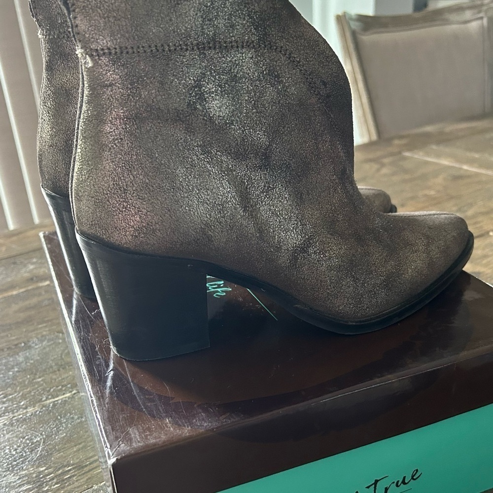 Diba True Women’s Karma V Throat Metallic Ankle Booties Size 8 Great Condition - Picture 3 of 9